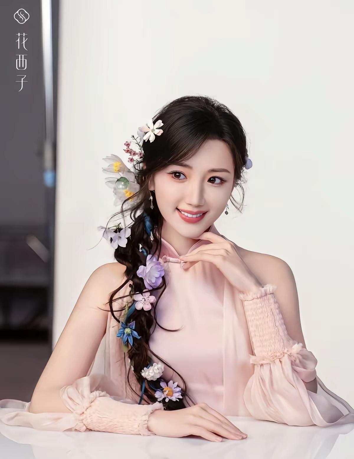 繁花缀鬓，粉纱轻扬。毛晓彤以东方美学为韵，勾勒春日里的灵动佳人，眉眼含柔，衣袂生