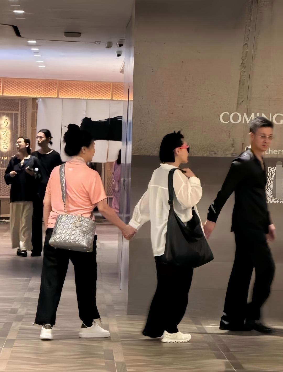 10月2日，有网友在香港偶遇小S，她和老公许雅钧一起陪妈妈逛商场的画面。小S