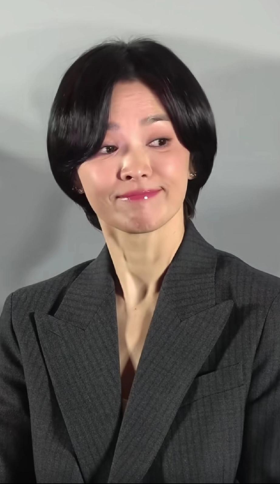 宋慧乔最新高清怼脸拍，视频发布到网上，网上居然一边倒的说宋慧乔苍老了不少，还说一