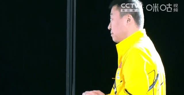 马琳这波操作笑死我了！2025澳门世界杯候场。马琳手里转无缝球。眼神飘忽