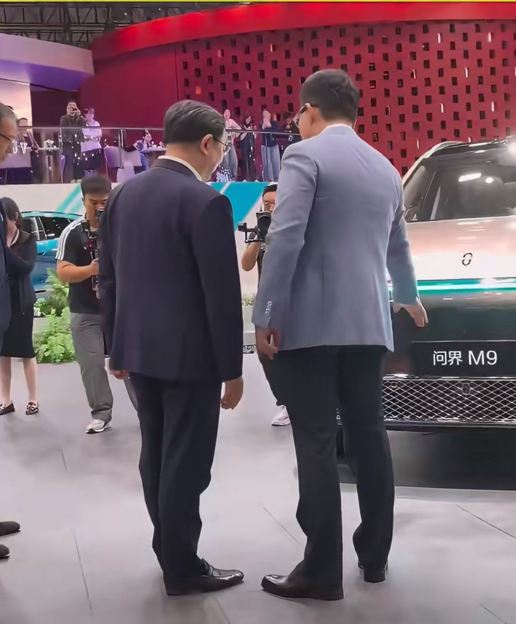 王传福与余承东互动交流！