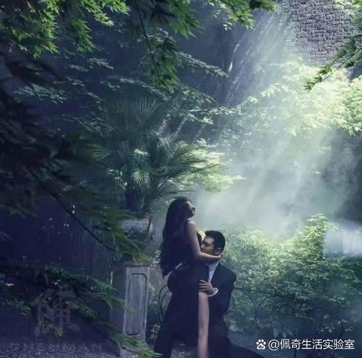 黄晓明与杨颖的结婚照，彼时堪称勇敢