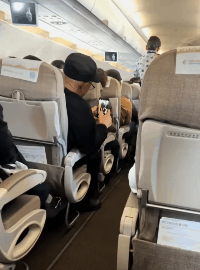 大爷这样偷拍，算不算违法，这要是被空姐抓到了，会怎么样！