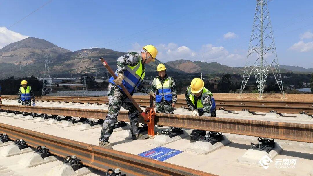 随着铺轨施工的正式启动，渝昆高铁建设全面迈入攻坚冲刺阶段。目前，路基、桥梁工程已