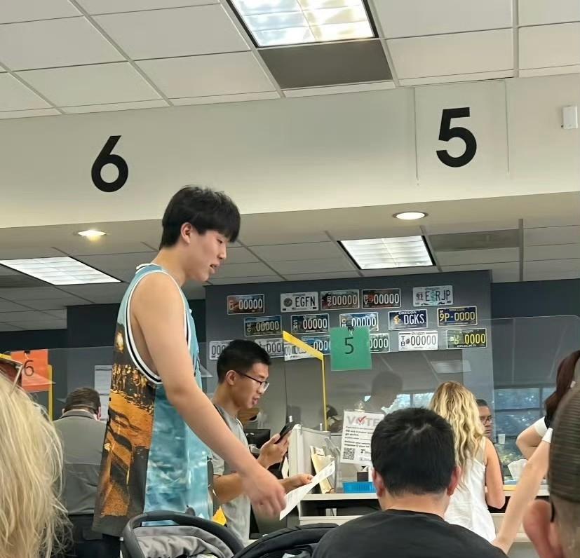 考驾照了！有球迷在波特兰车管所看到杨瀚森正在考驾照，这身高体型确实非常突出！等