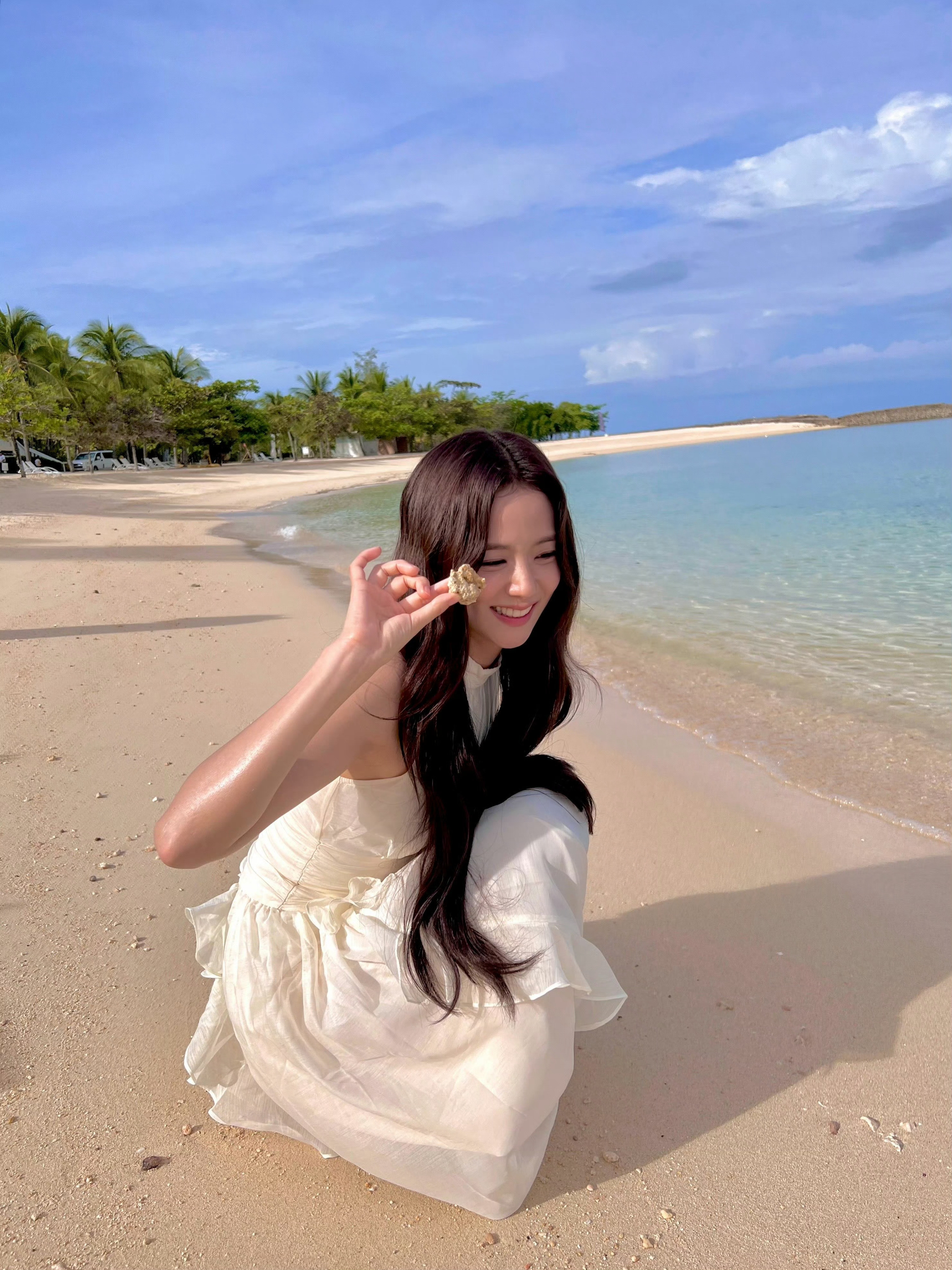 JISOO在接受韩国版《Harper'sBazaar》采访时分享了她在《月刊男