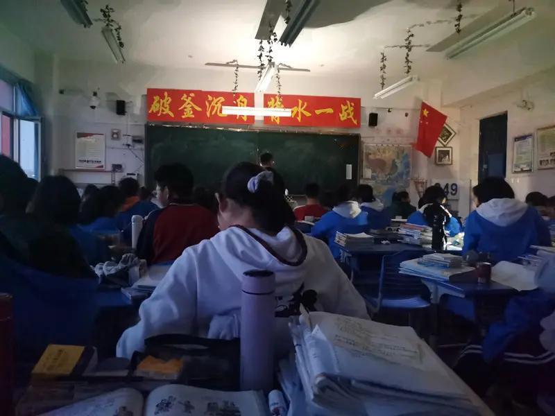 一位四十一岁的高三女老师说，今年高考前，学校领导问要不要抽调她去当监考，她想都没