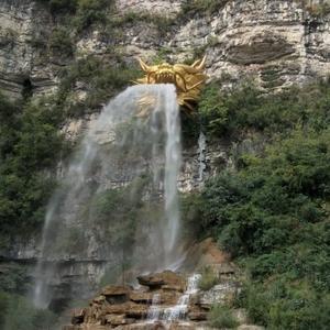 1997年7月1日，香港的英国国旗落下，五星红旗升起。很多人心里憋着一口气。