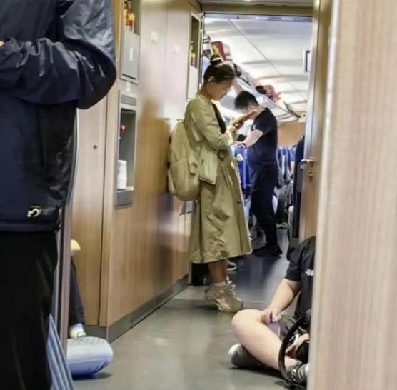 这位小姐姐在高铁上一直踮着脚站着，有何深意啊？