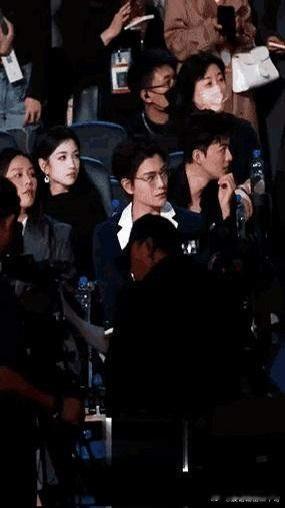 当着王鹤棣的面，他冲刺百米只为扶虞书欣。丁禹兮一条回复，直接点燃两家粉丝。骂战升