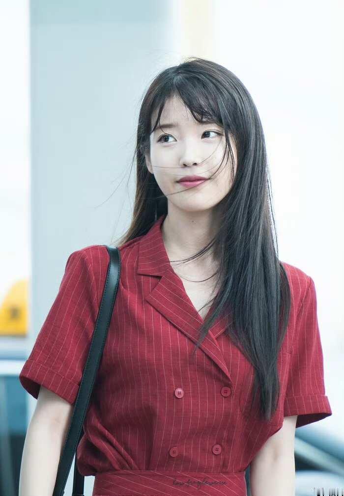 这一套也是非常之美丽一看到这套衣服就能唤醒16、17年的记忆IU李知恩美到