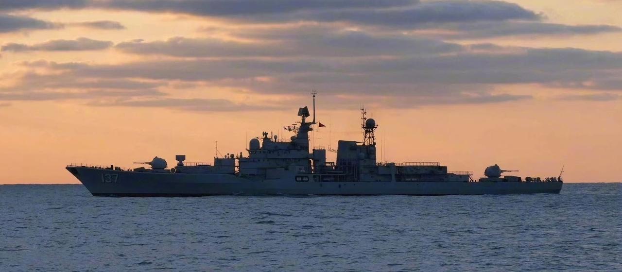 现代化改装之后的现代级驱逐舰，换装了红旗十号、红旗十六、鹰击十二之后，同时保留两