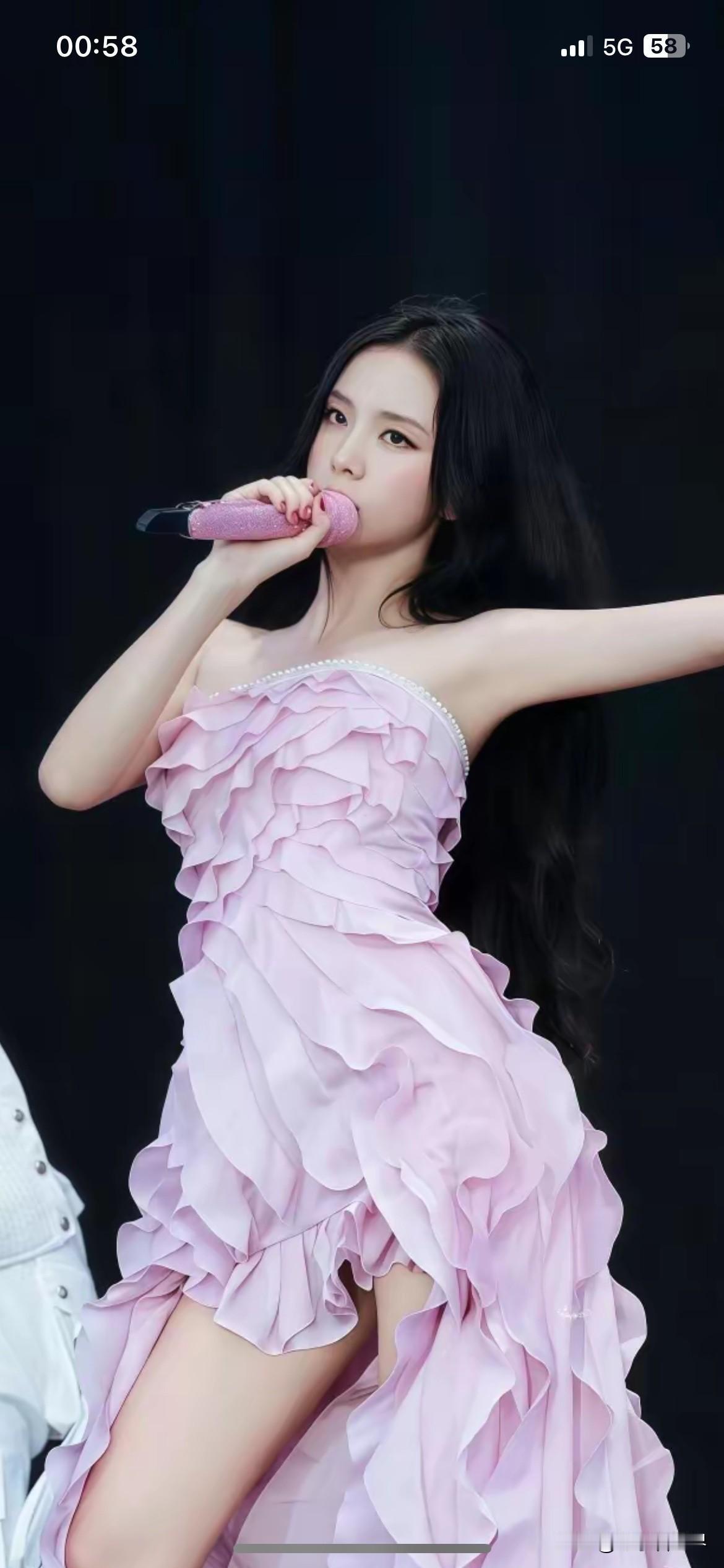 Jisoo真的妥妥脸在江山在！这次MetGala一袭Dior高定粉裙，配上C