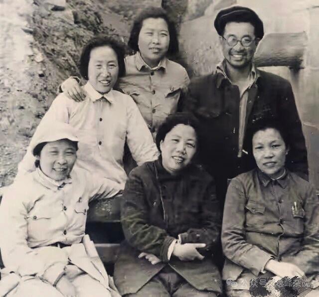 这是一张珍贵的老照片，照片是陈赓大将与五位资深女革命家的合影。可惜我历史知识有限