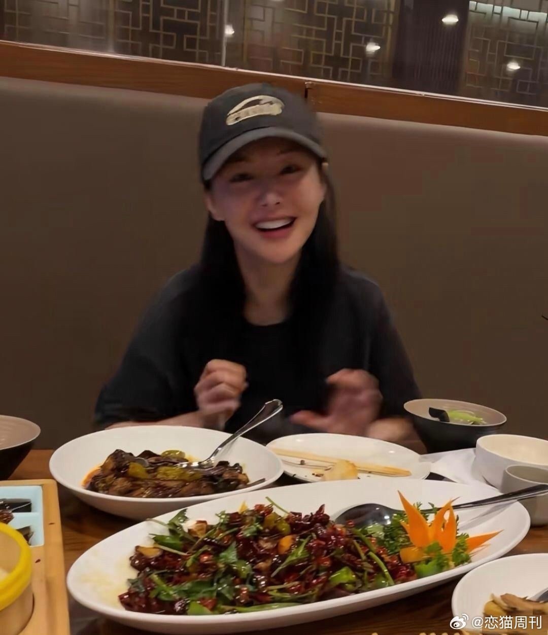 有心细的网友发现郑爽在直播是与家人在美国的中餐厅吃饭退圈这么久状态看起来还是可以的看来当年那件事已经