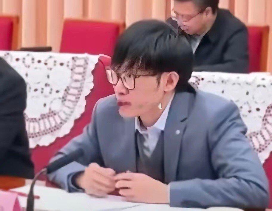 幻方量化股市屠夫！Deepseek被吹上神坛时，幻方量化没人敢提，现在梁文锋屡屡