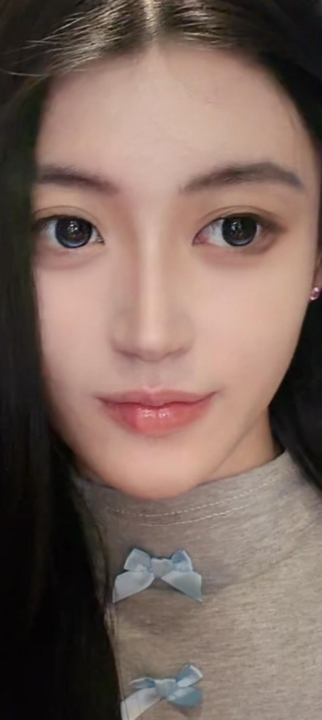 这姑娘看着挺可爱的。