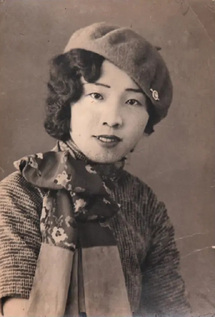 1977年潘玉良去世，她被安葬在法国巴黎蒙巴纳斯墓园，与她合葬的，不是她心爱的丈