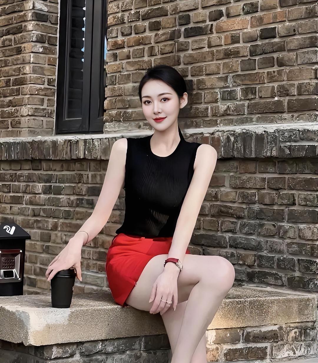 老砖墙托着旧时光黑与红，轻轻撞进夏的明亮你坐在石阶上，手边一杯清凉笑