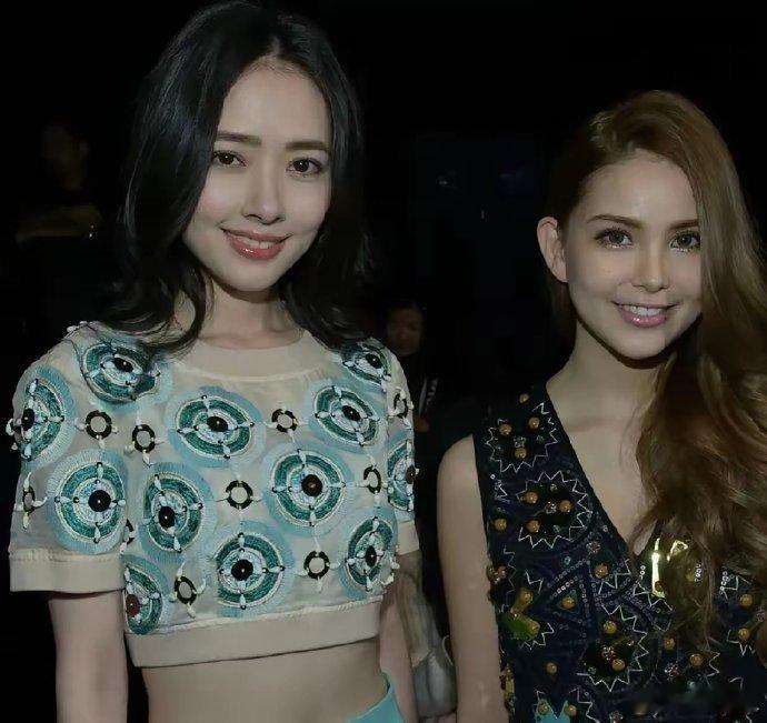 郭碧婷真的是合照杀手，就连混血的昆凌在气质这方面都输给了她，难怪向太这么喜欢她