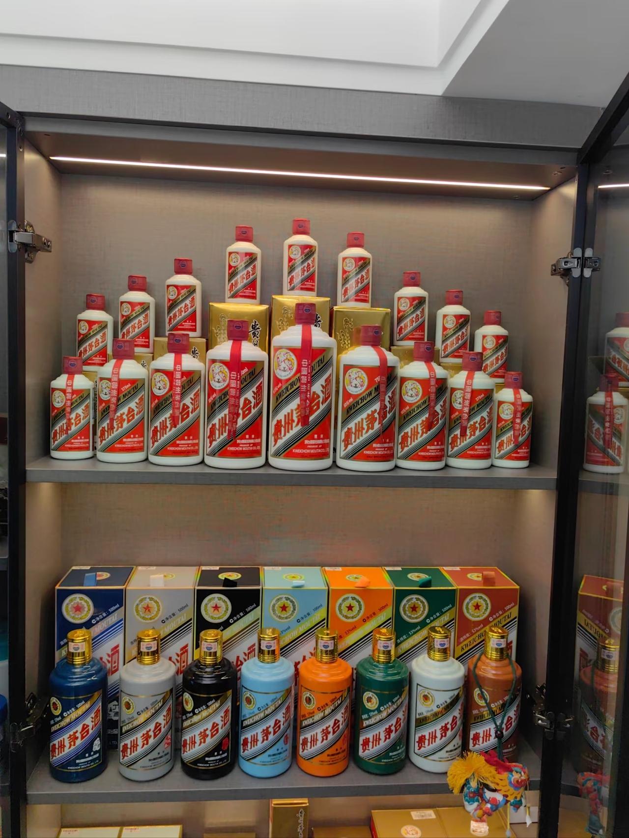 一觉醒来茅台圈彻底静了！当初2300抢飞天的人，如今看着价格跌懵了。这次降