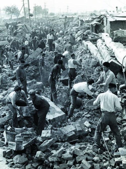 1976年，唐山大地震中，一座看守所被震塌，200多名囚犯从狱中跑了出来，可他们