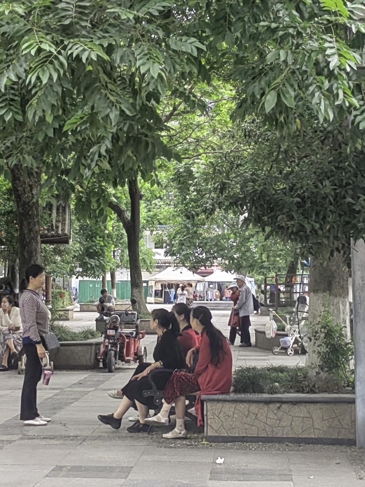 儿女成家生子后，许多女人会第一时间赶到儿子或女儿家，帮忙带孙子、照顾月子。然而，