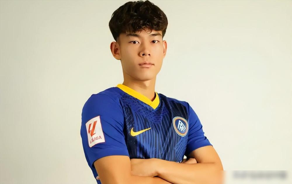 2018年武汉杯，14岁的何小珂踢韩国队戴帽，帮国少赢球，拿了金靴。那时候他是中