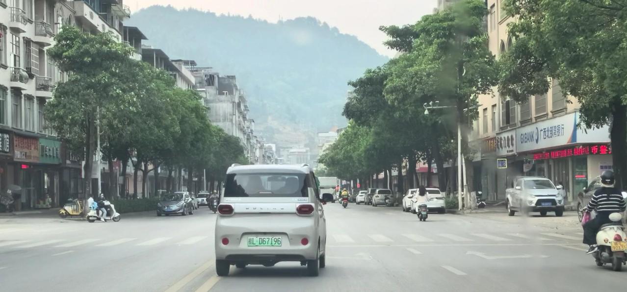 在广西自驾的路上，那坡县城的街景让我眼前一亮。一路看惯了山林田野，突然闯入这片充