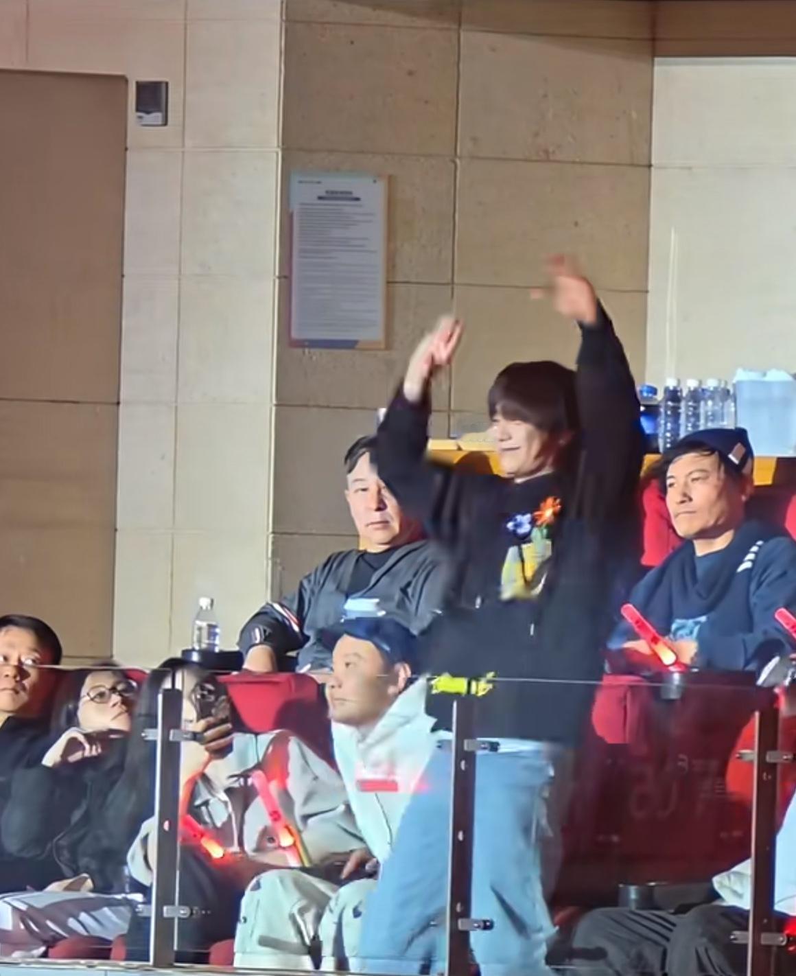 果然还是这俩兄弟最铁，陆虎、姚政来看生哥演唱会啦！还记得歌手期间，最力挺陈楚生