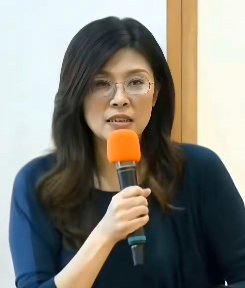 我承认确实错看了郑丽文，她跟朱立伦、侯友宜这些国民党的政治人物还真不一样我