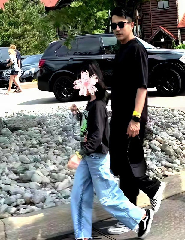 咱就是说，明星家的娃长得可真快！杨幂女儿小糯米转眼都12岁了，最近被拍到，好家伙