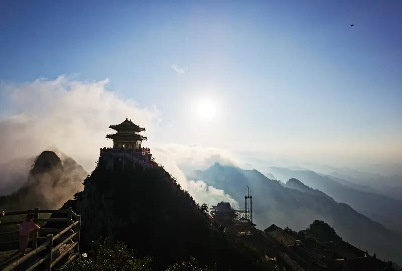 老君山一员工拍短视频5年被奖132万，这事儿一出来就引发了热议。有人吐槽，有人质