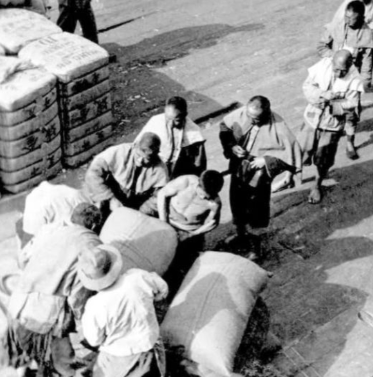 1943年，一铜匠被鬼子抓去搬弹药。机智的铜匠每次趁鬼子不注意，扛着弹药箱偷摸的