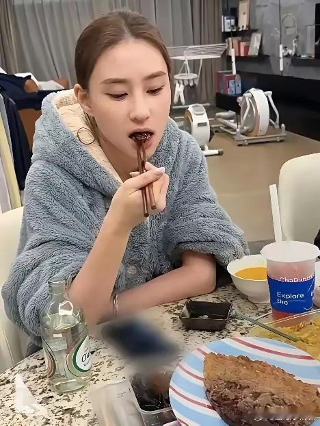 何超莲很日常的一顿晚饭，把普通人和豪门的区别展现的淋漓尽致。