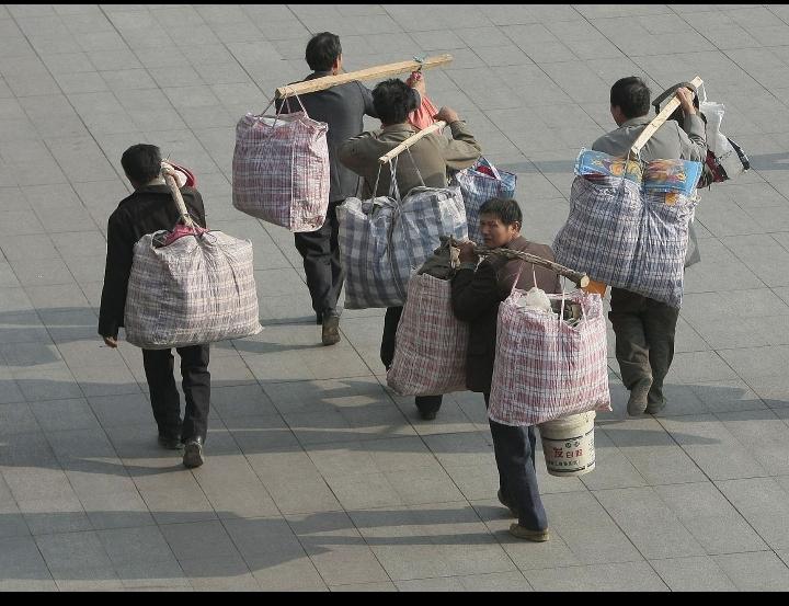 打工一年，揣着一年的工资五万块回家，到家已是深夜，老婆第一句话不是问我冷不冷，而