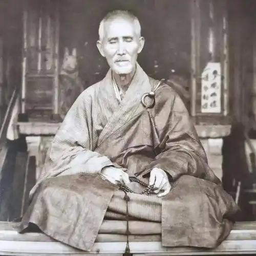 1943年，103岁的虚云老和尚和20多岁的南怀瑾，一起暗夜走山路。南怀瑾想扶虚