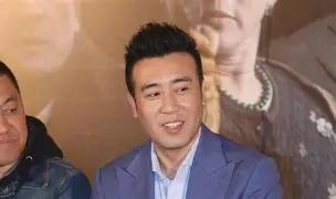 于和伟获得33届金鹰奖最佳男主角上台领奖前，这人情世故做的确实是完美无缺，抱完王