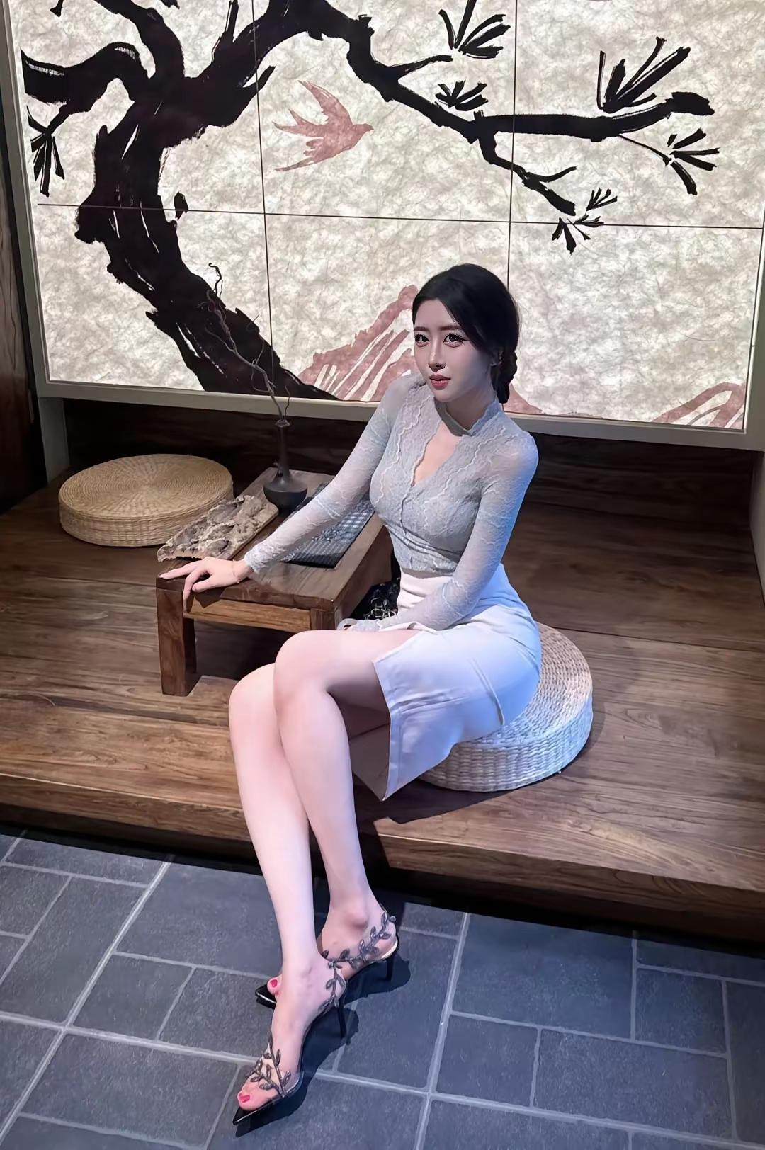 花间美人坐，竹影入画来。如果是你夫人，能打断肋骨炖汤喝吗？[大笑][大笑][大笑