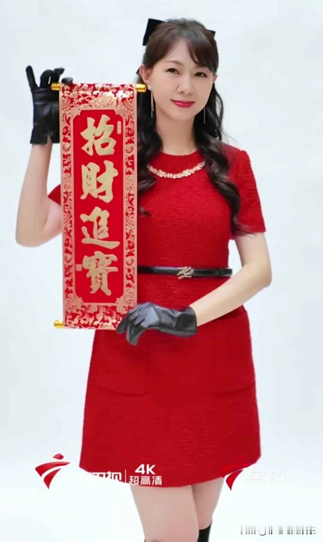 大家还记得卓依婷吗？她今年要上广东春晚了，没想到这位小童星已经45岁了，从小听着