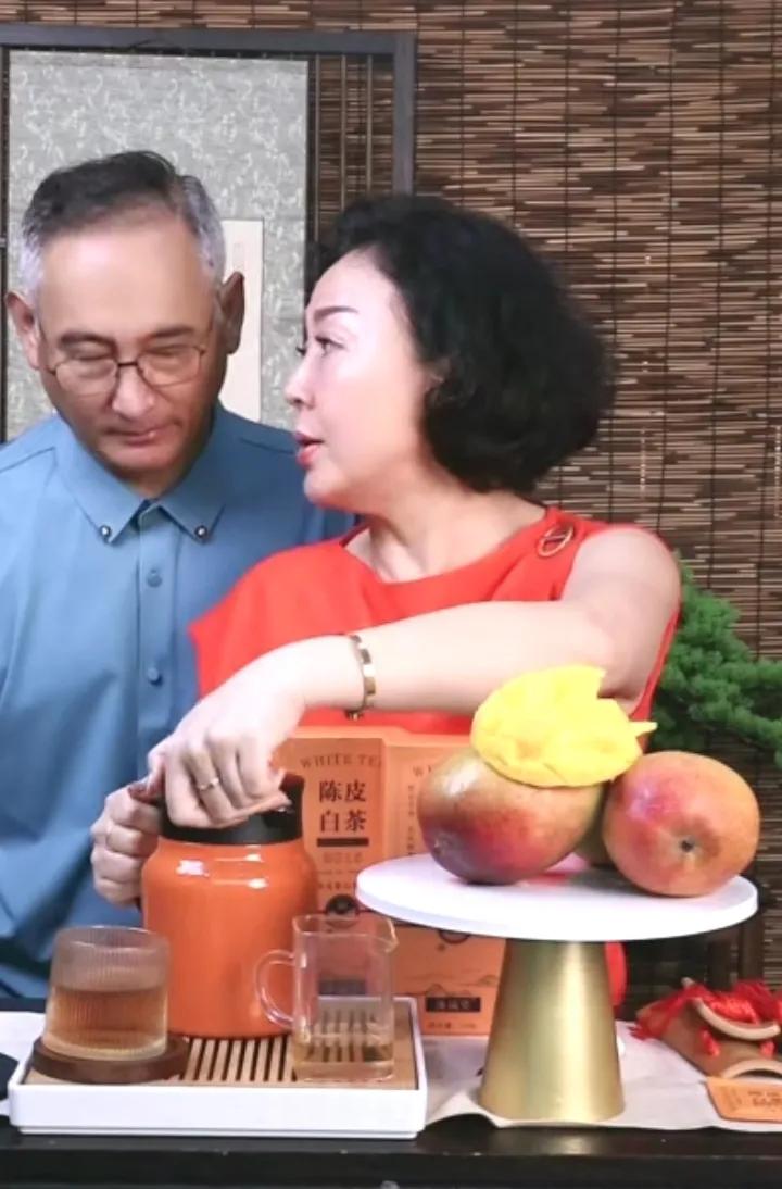 虽然直播间人气一直不是很旺，也就是几百个人。但是大家感觉谢雷的这个媳妇儿看着顺