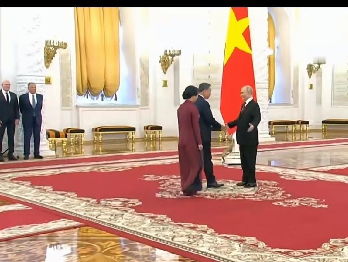欢迎仪式上的两个细节表明俄罗斯十分重视与越南的长期友好的关系和全面的战略合作关系