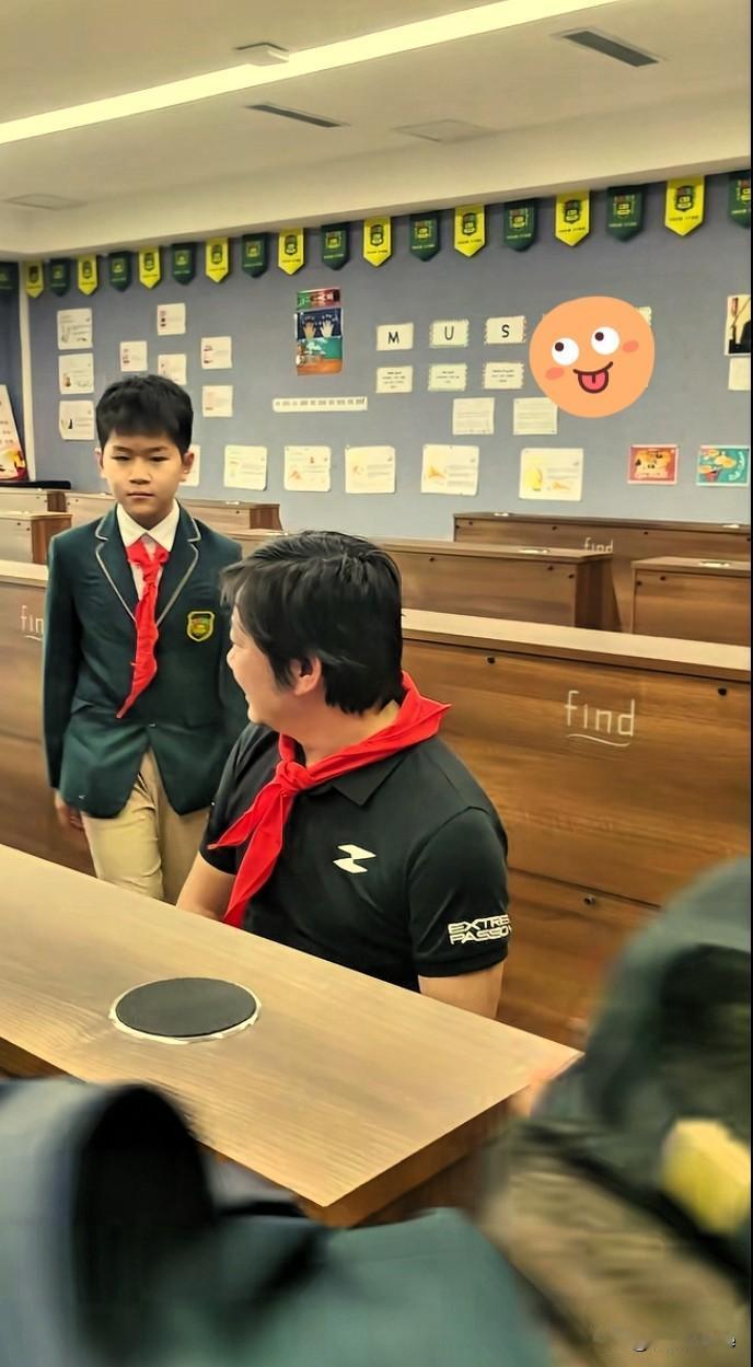 张雪的儿子在重庆一所年学费10万的贵族学校读书。她带着20多辆张雪机车参加儿子学