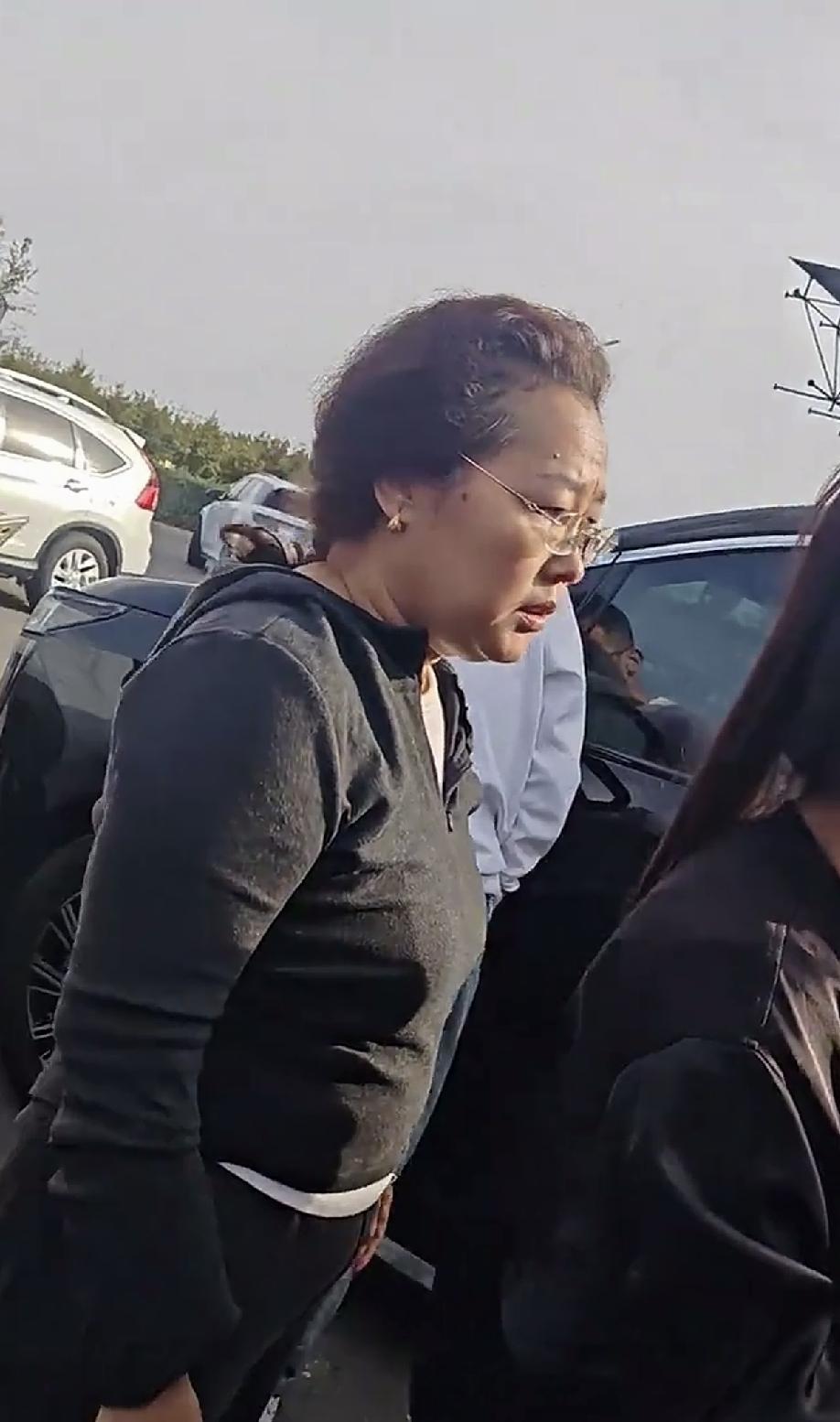 高速服务区上演新能源车抢桩大战国庆出行大潮下，高速服务区上演新能源车“抢桩