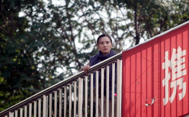 一名女子被丈夫接连数落了整整32分钟，一时心头气闷难抑，索性赌着气踏出了家门，这