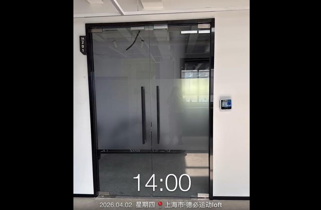 上海汤女士2023年2月入职“路人王”相关公司，签合同的是路人王控股的酷皇科技，