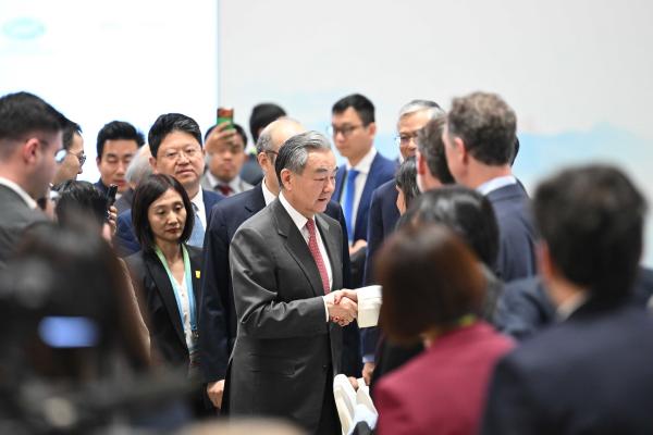 情况突变！日本共同社突然抓住一个画面死不放手，大肆渲染“中日关系回暖”。就在高市