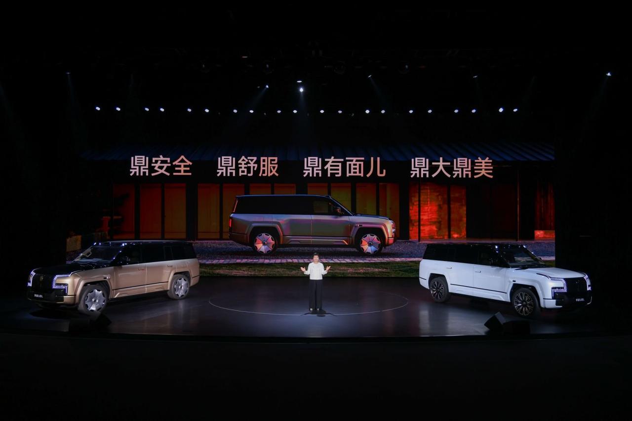 鼎级安全三连击！仰望U8L发布会硬核演示仰望U8L“鼎世之境”发布会的