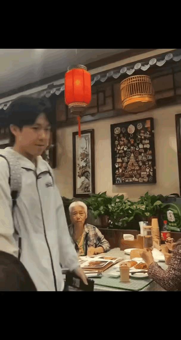 北京玉桥餐厅要火了，王楚钦一有时间就会去哪里吃饭，今天也不例外，老板娘每次都会开