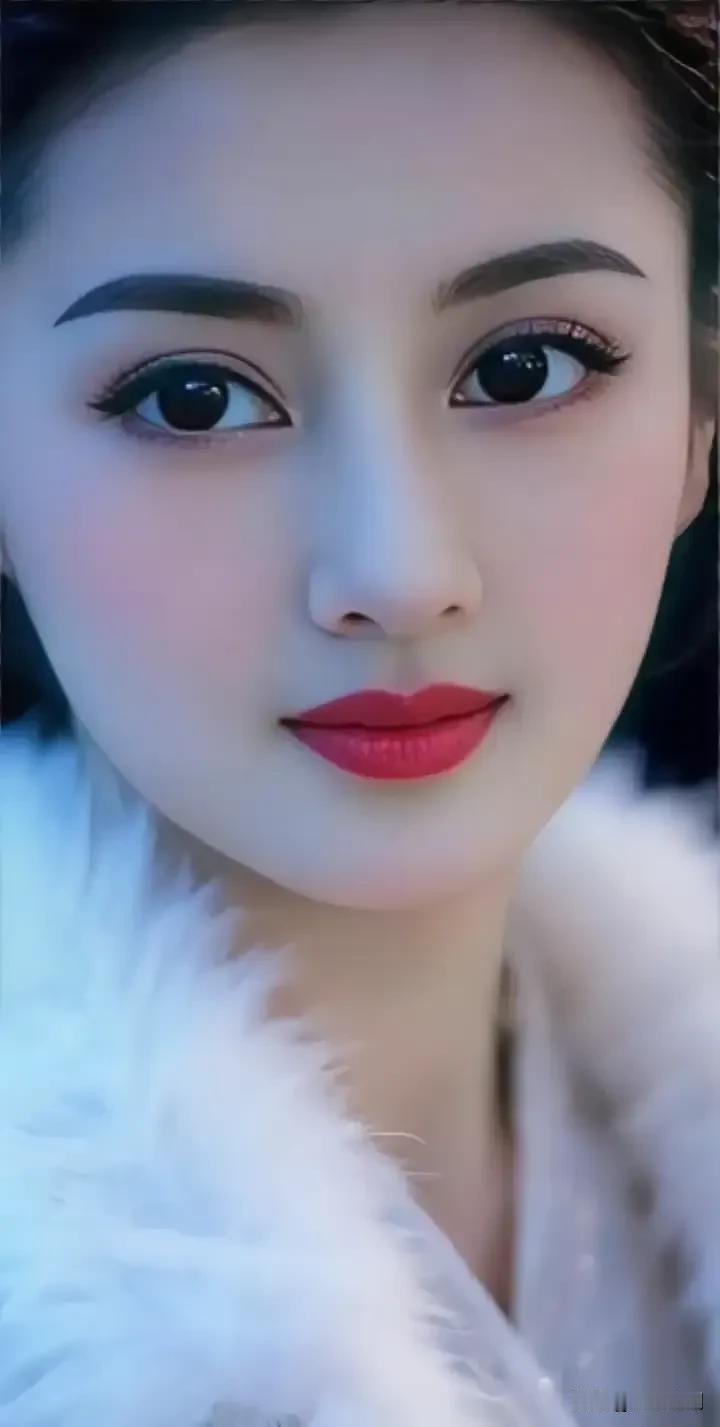 绒白暖意裹着唇间艳色，眼波里的光软得刚好。连冷调背景都浸了点甜，像把温柔揉进了呼